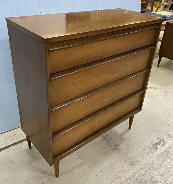 0423 Bassett Furniture Mid Century Chest Of Drawers New Years Online Auction 2021